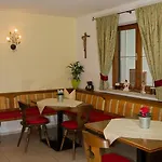 Haus Hirschpoint בית הארחה